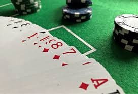 Dealer live baccarat dubai 138 menampilkan kartu pemain dan banker di studio profesional